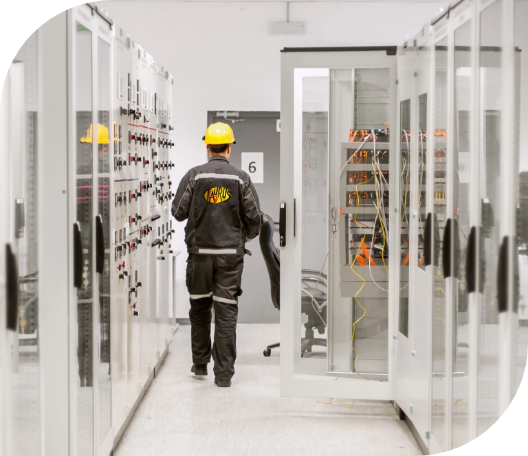 Pracownik w&nbsp;stroju i&nbsp;kasku